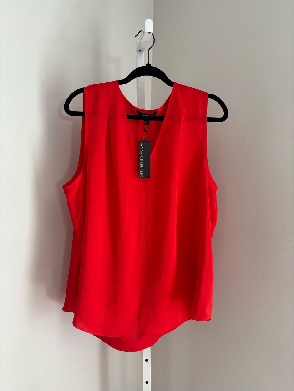 Banana Republic V-Neck Camisole in Bright Red Sleeveless Tank Women’s Size CL